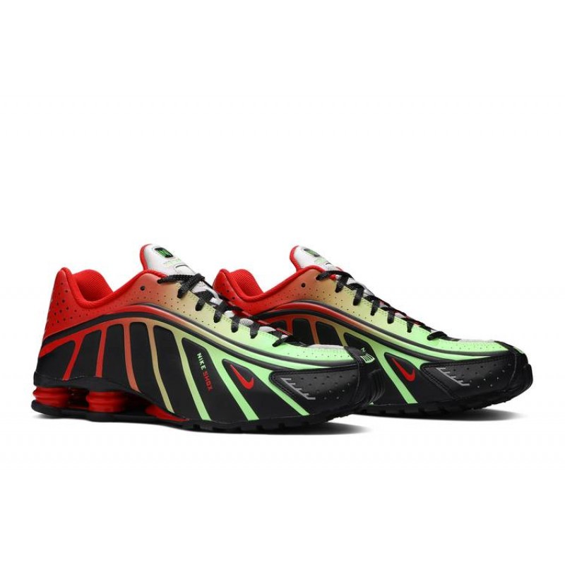 Neymar Jr. x Shox R4 'São Paulo Markets' Neymar Jr. x Shox R4 'São Paulo Markets'